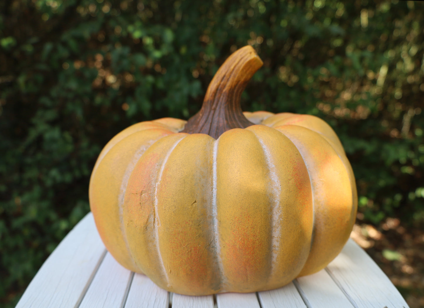 Decorazione di zucca per l'autunno realizzata in ceramica di colore arancione 