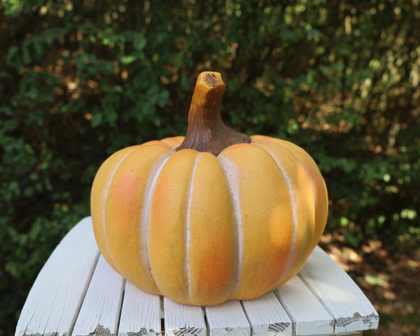 Decorazione di zucca per l'autunno realizzata in ceramica di colore arancione 