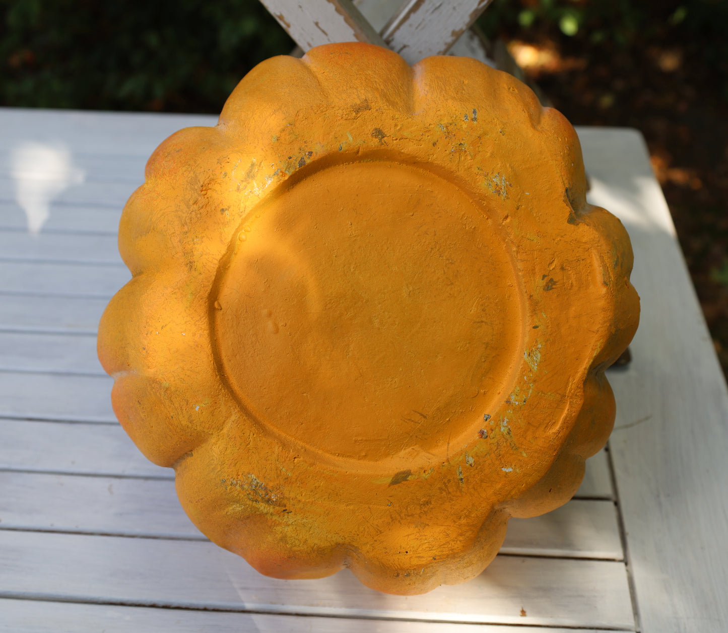 Decorazione di zucca per l'autunno realizzata in ceramica di colore arancione 