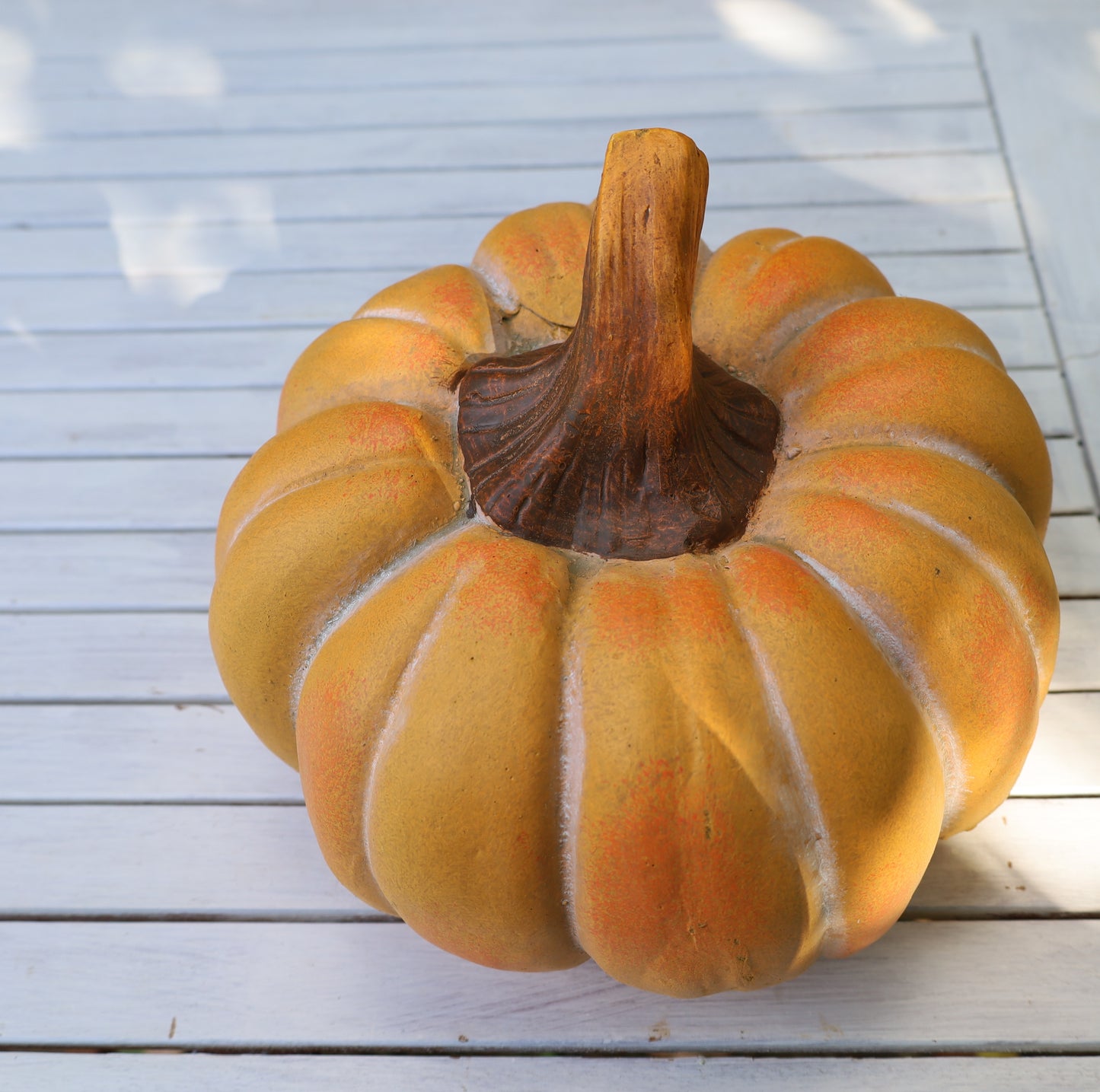 Decorazione di zucca per l'autunno realizzata in ceramica di colore arancione 