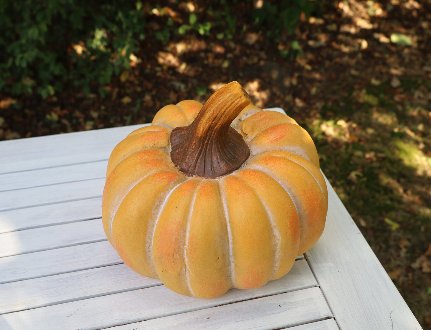 Decorazione di zucca per l'autunno realizzata in ceramica di colore arancione 