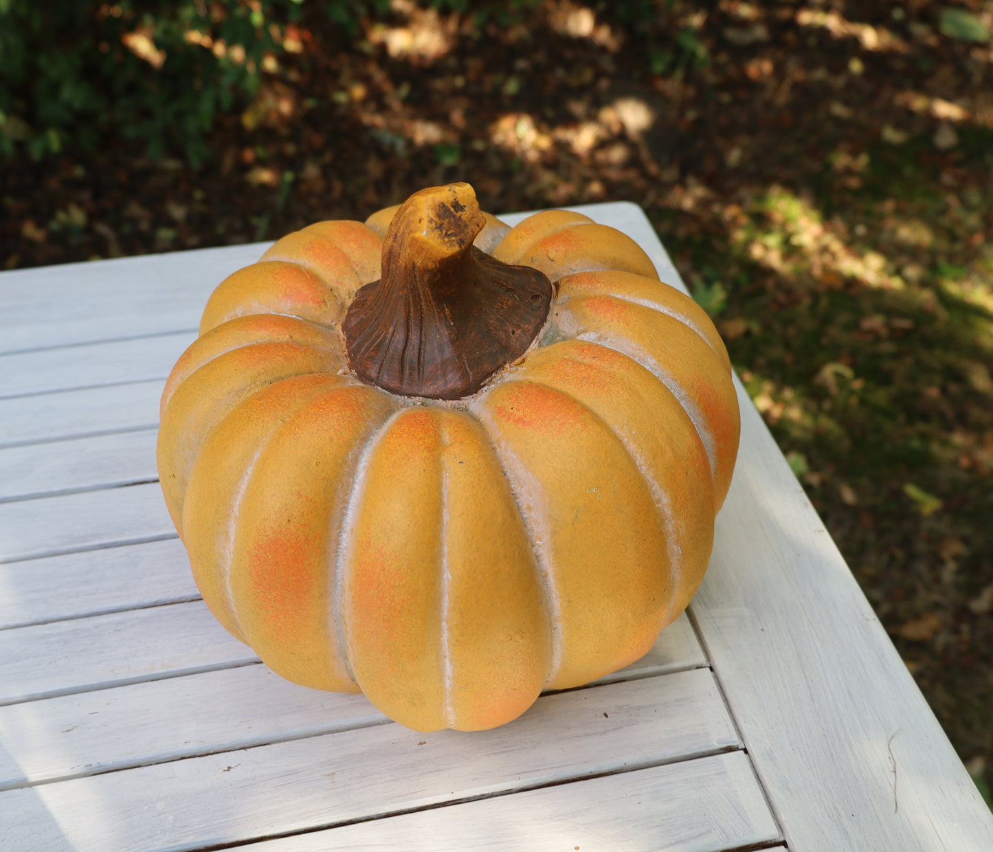 Decorazione di zucca per l'autunno realizzata in ceramica di colore arancione 