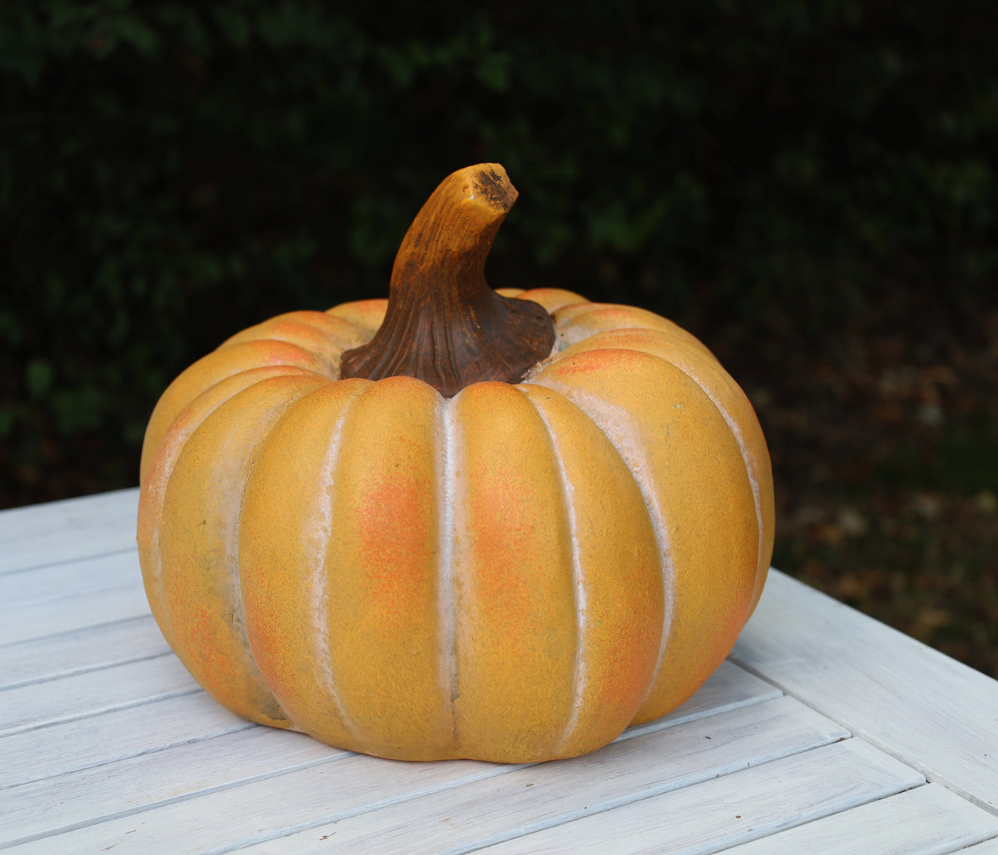 Decorazione di zucca per l'autunno realizzata in ceramica di colore arancione 