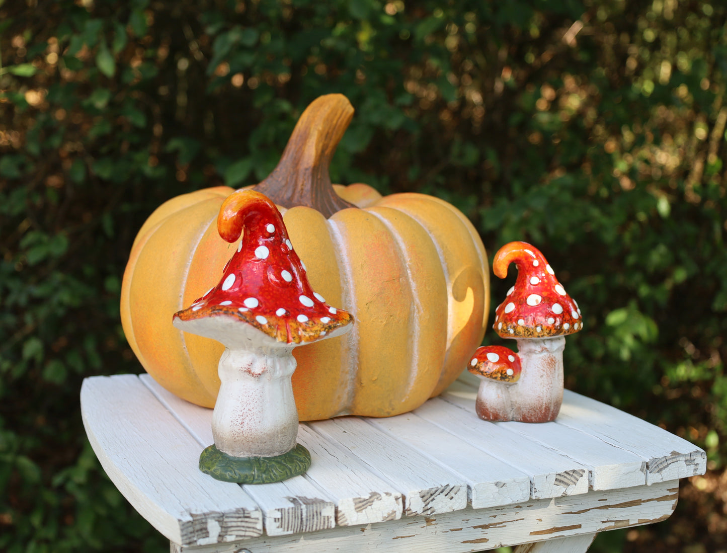 Funghi da favola: incantevole decorazione autunnale in ceramica