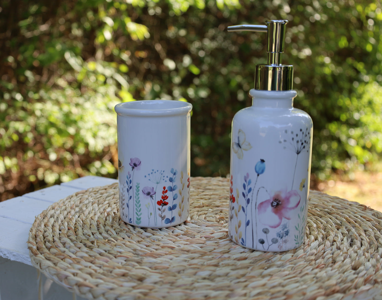 Toothbrush holder with floral motif made of ceramic in white
