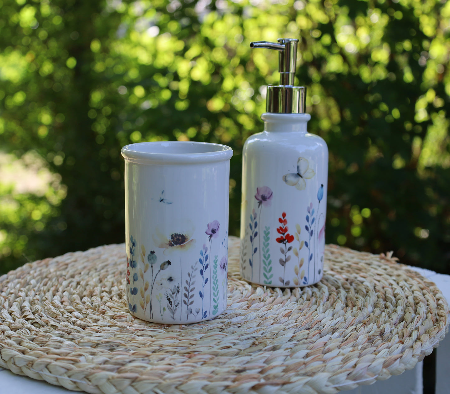 Toothbrush holder with floral motif made of ceramic in white
