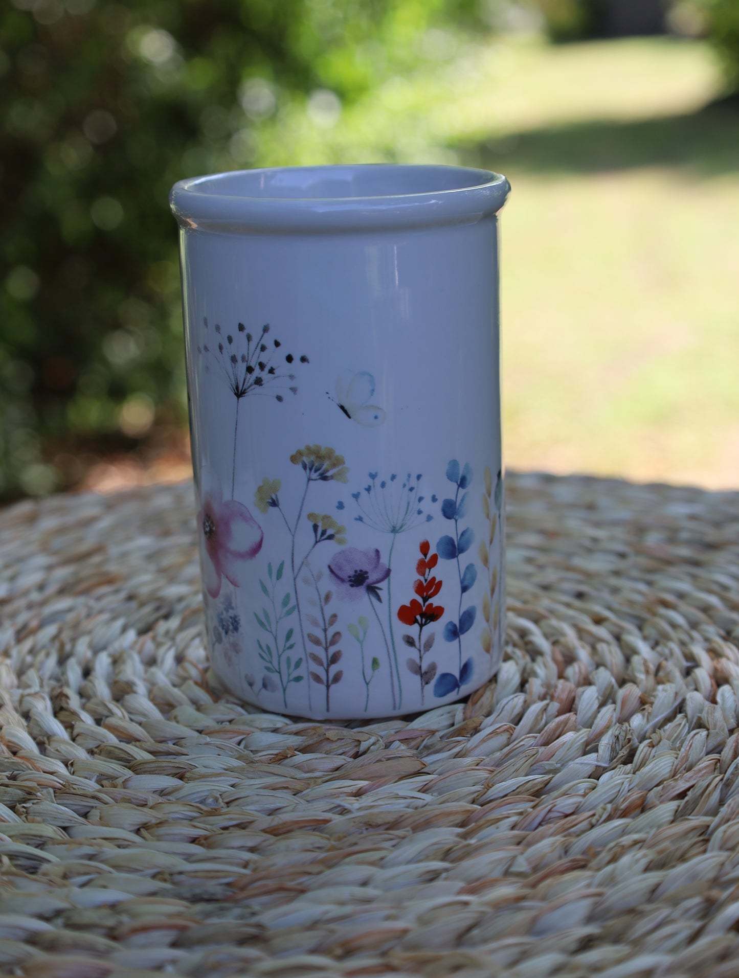 Toothbrush holder with floral motif made of ceramic in white