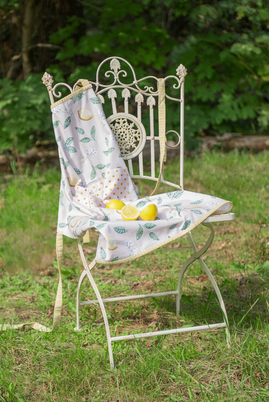 Sedia da giardino bianca in stile vintage in ferro