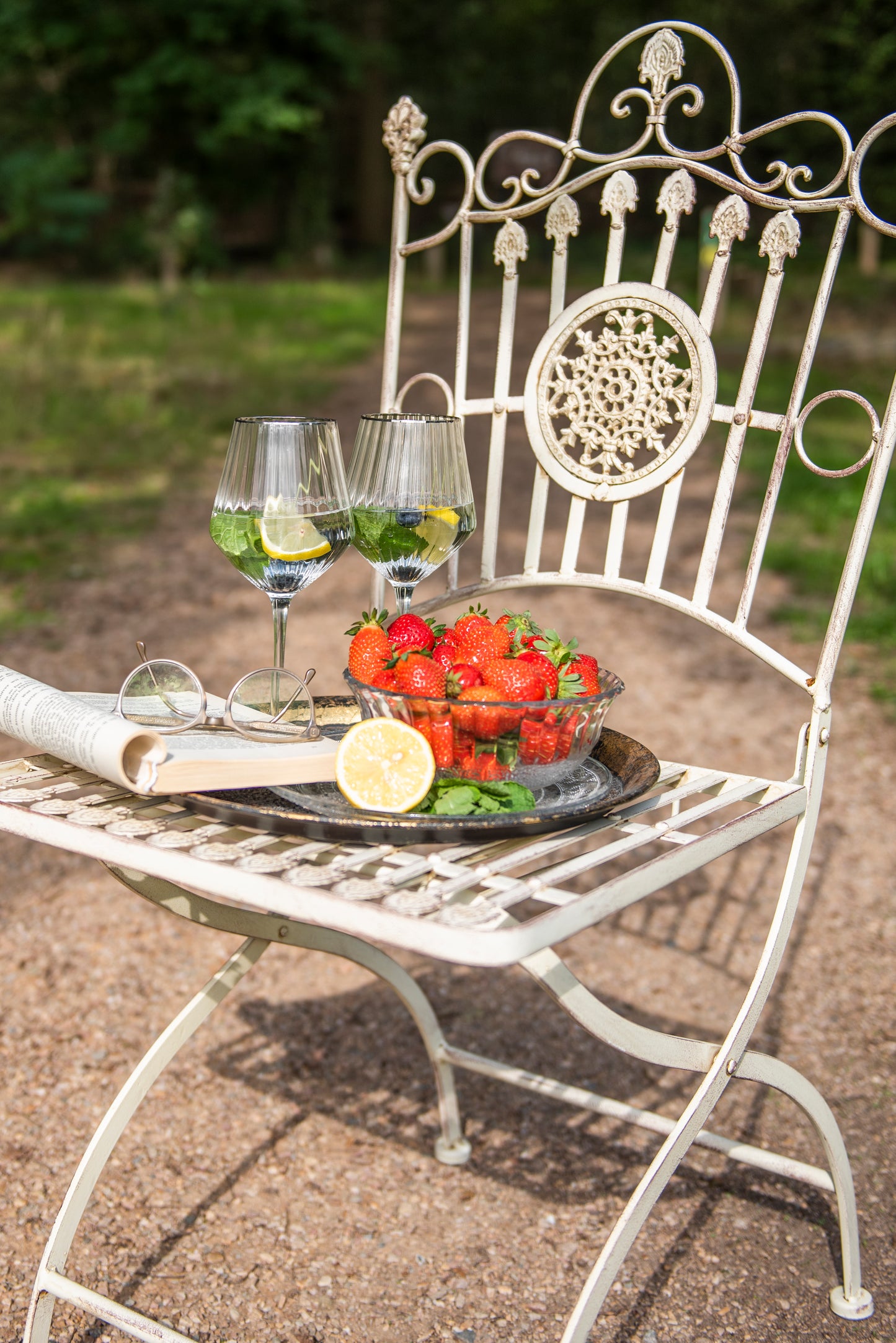 Sedia da giardino bianca in stile vintage in ferro
