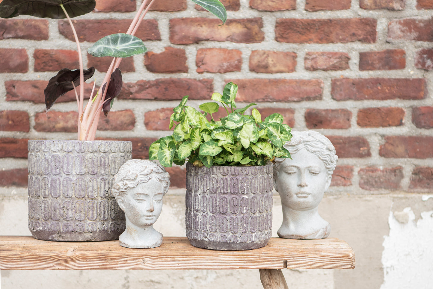 Busto femminile in pietra fusa per balcone in grigio 