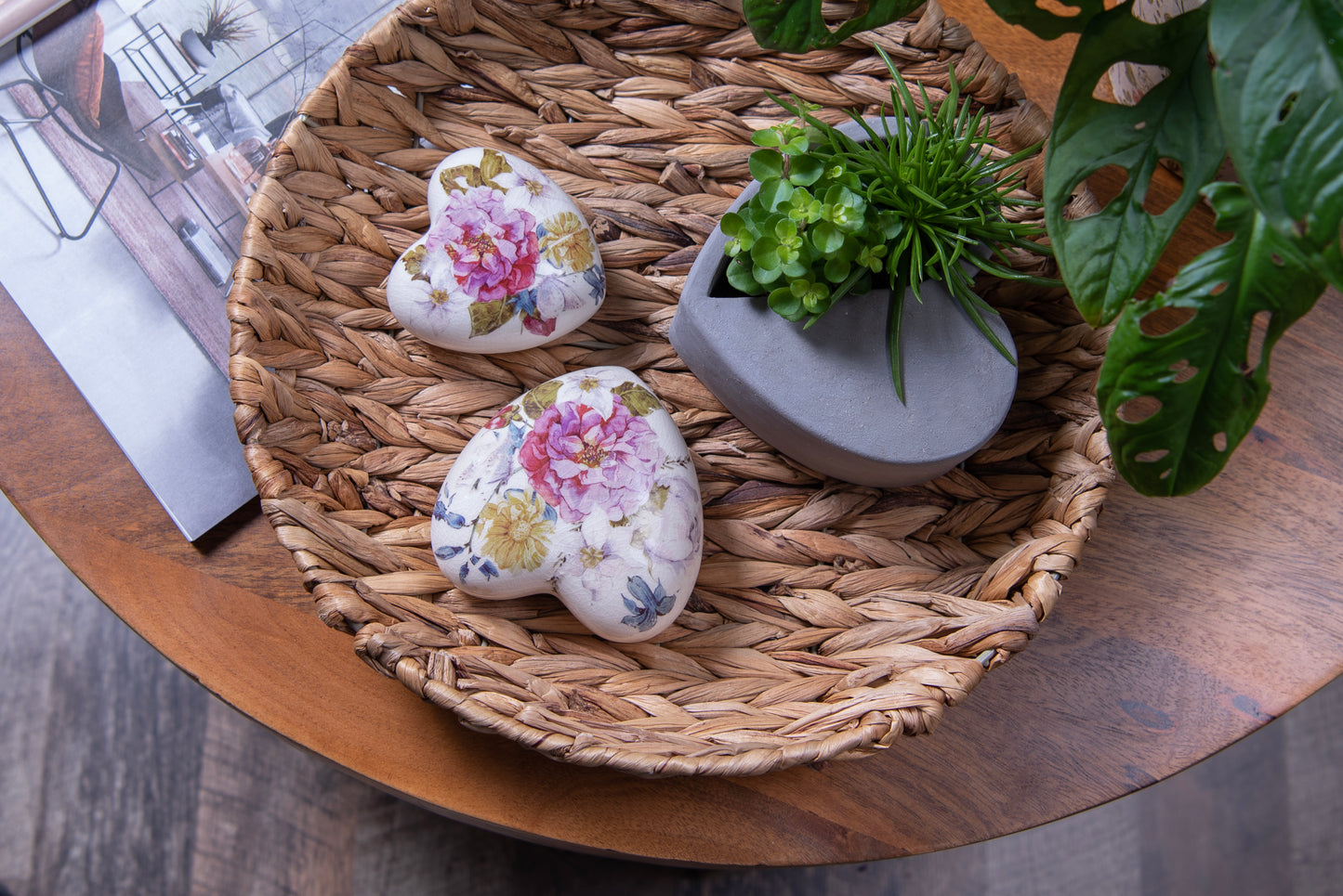 Cuore in ceramica con peonie