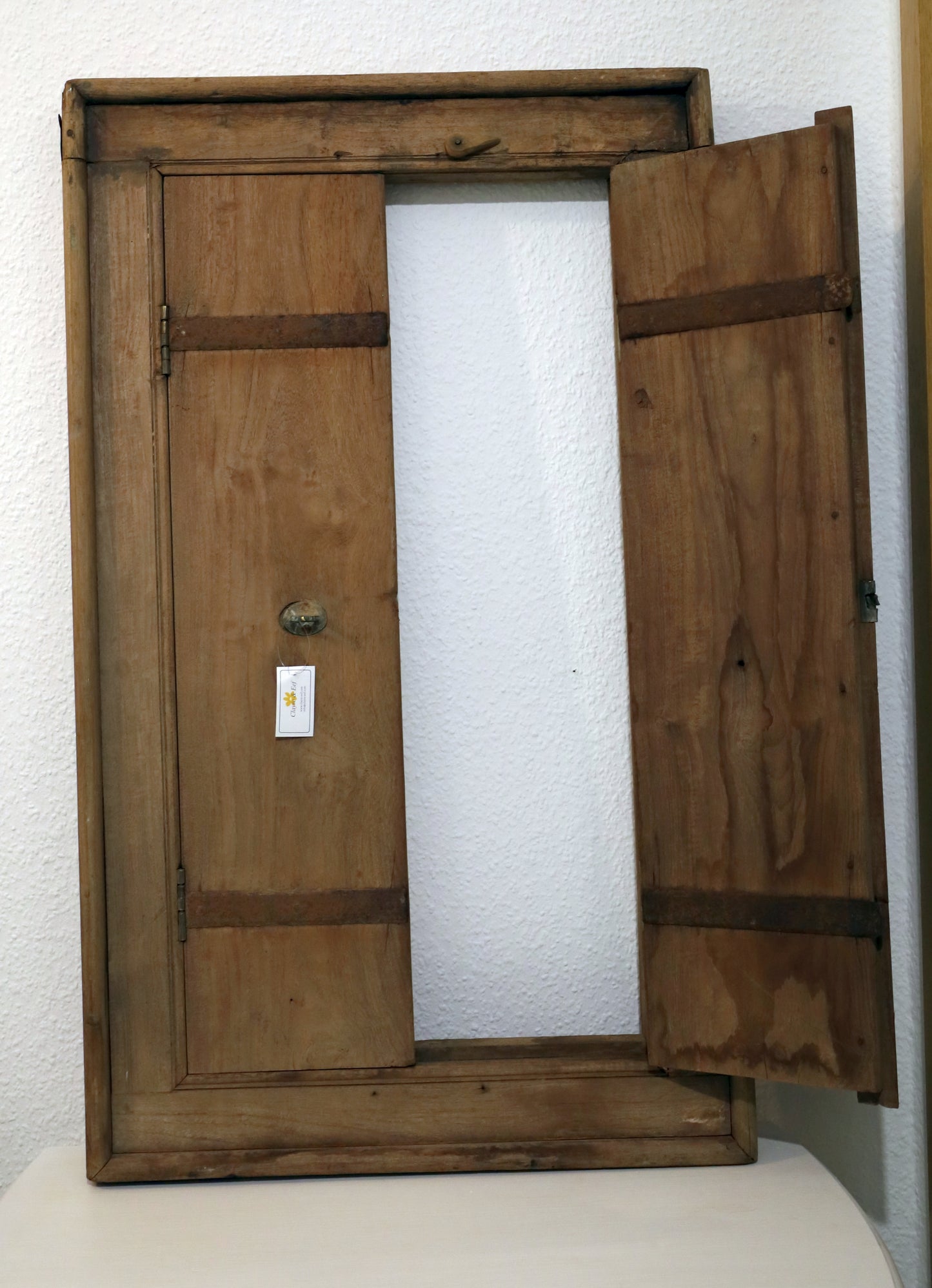 Originales altes Holzfenster für rustikale Dekorationen