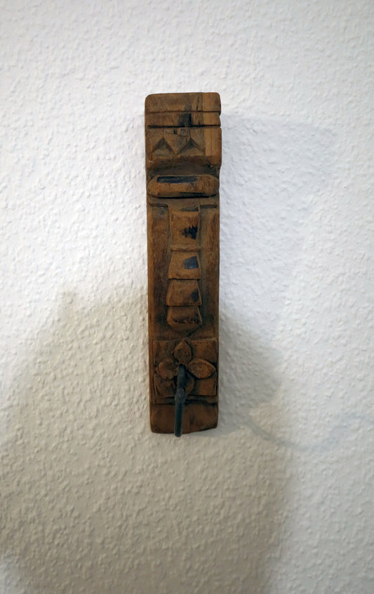Gancio decorativo da parete unico realizzato in legno di recupero con ganci in ferro battuto
