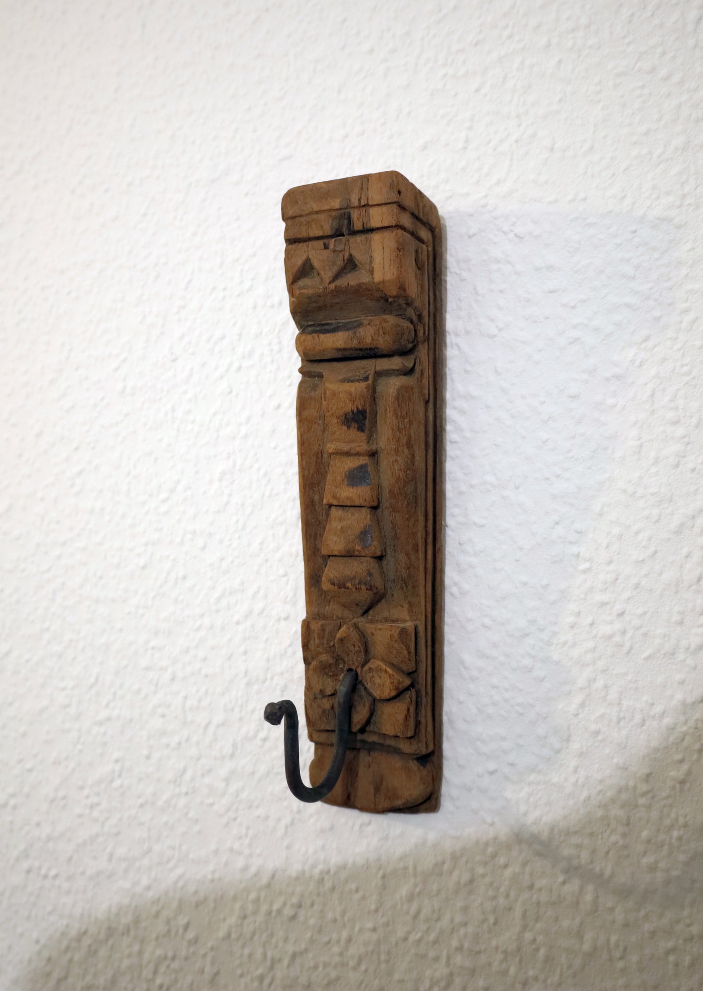 Gancio decorativo da parete unico realizzato in legno di recupero con ganci in ferro battuto