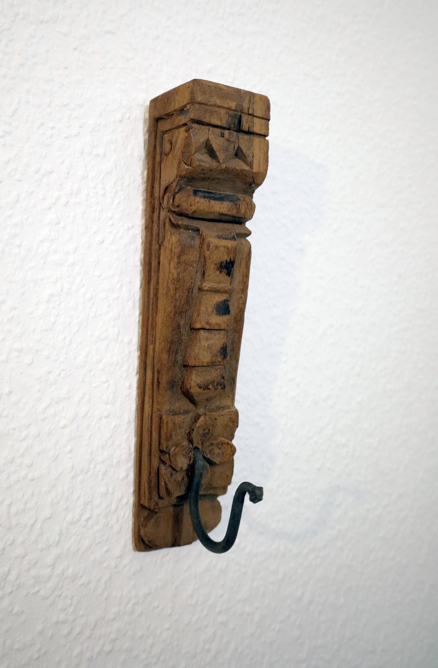 Gancio decorativo da parete unico realizzato in legno di recupero con ganci in ferro battuto