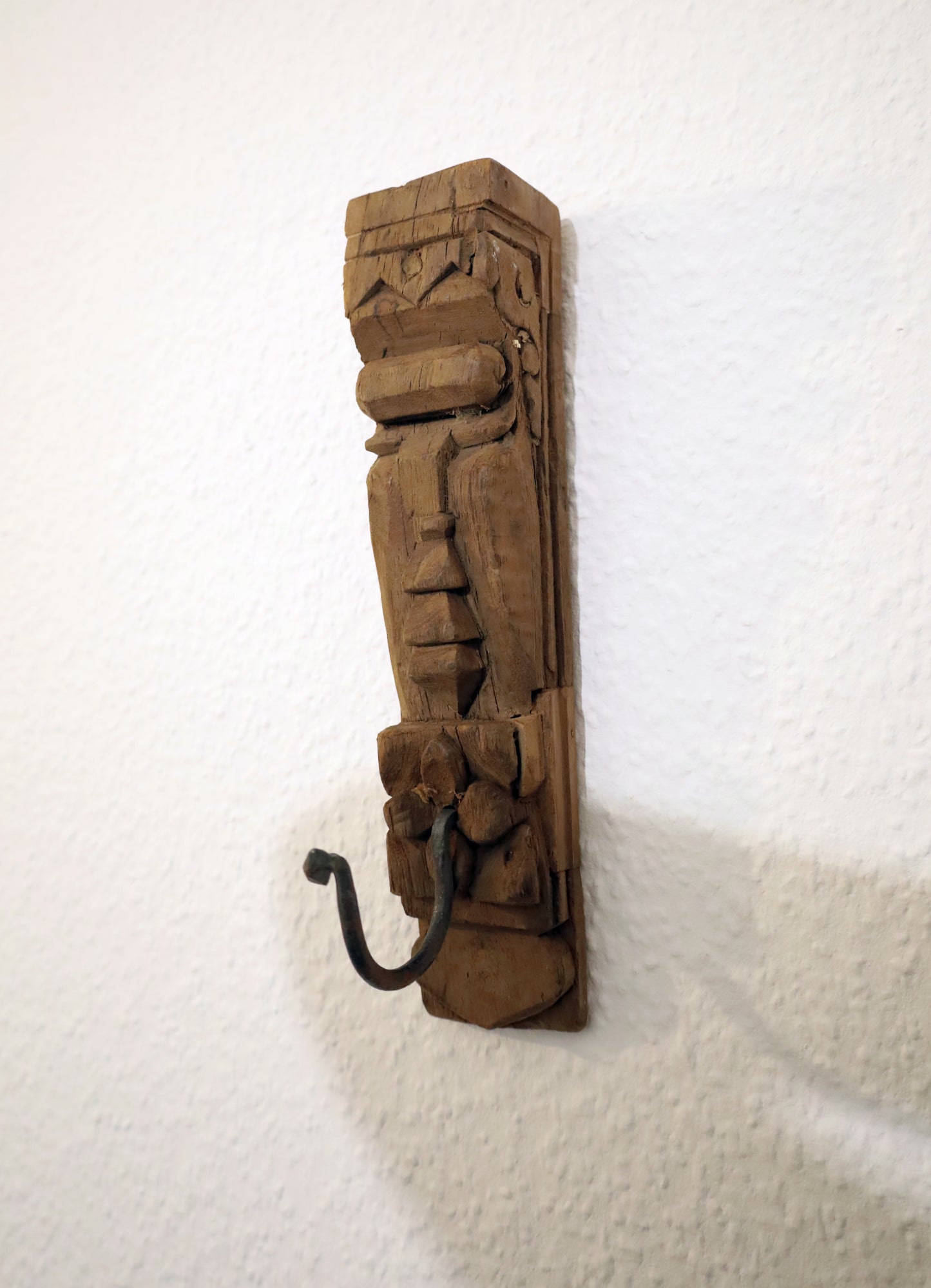 Gancio decorativo da parete unico realizzato in legno di recupero con ganci in ferro battuto