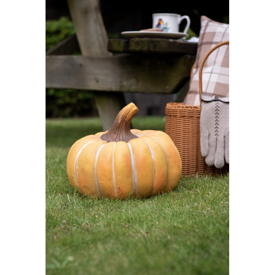 Decorazione di zucca per l'autunno realizzata in ceramica di colore arancione 